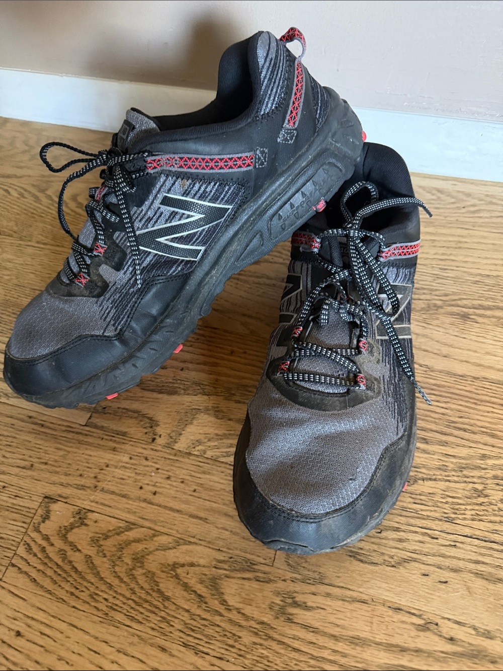 New Balance Men's 410v6 Trail Runners, Exc Condition, Sz 13 Grey/Blk/Red Accents